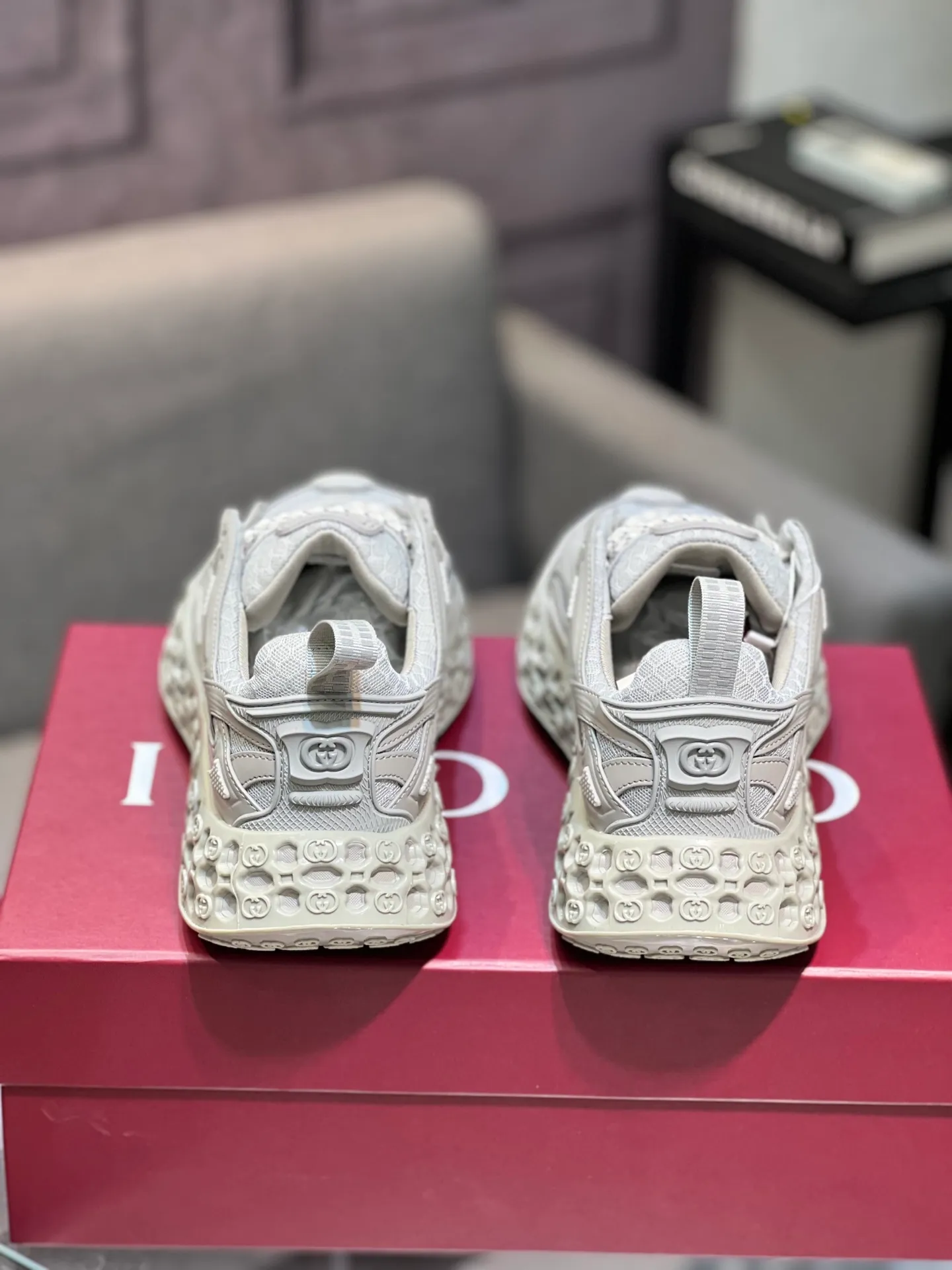 Men's Men's Shoes 💰900 Gucci Gucci 2.0 Sports Shoes Couple's Style Retro Casual Shoes Running Shoes Original Purchase, Development, Production Gucci 2.0 Sports Shoes reinterpret the brand's iconic striped webbing elements. This sneaker reinterprets the iconic details, using thick EVA soles with a smart silhouette, bringing a stable and comfortable wearing experience. Exquisite packaging at the delivery counter. Fabric: original imported cowhide + technical fabrics. Lining: original imported breathable mesh. Sole: original molded ultra-light foam rubber. Bottom thickness: 4CM. Size: 35-40 for women / 39-45 for men.